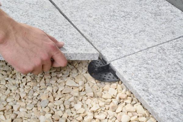 Fix pedestal 2 mm for paving, black, plastic (1 pc)